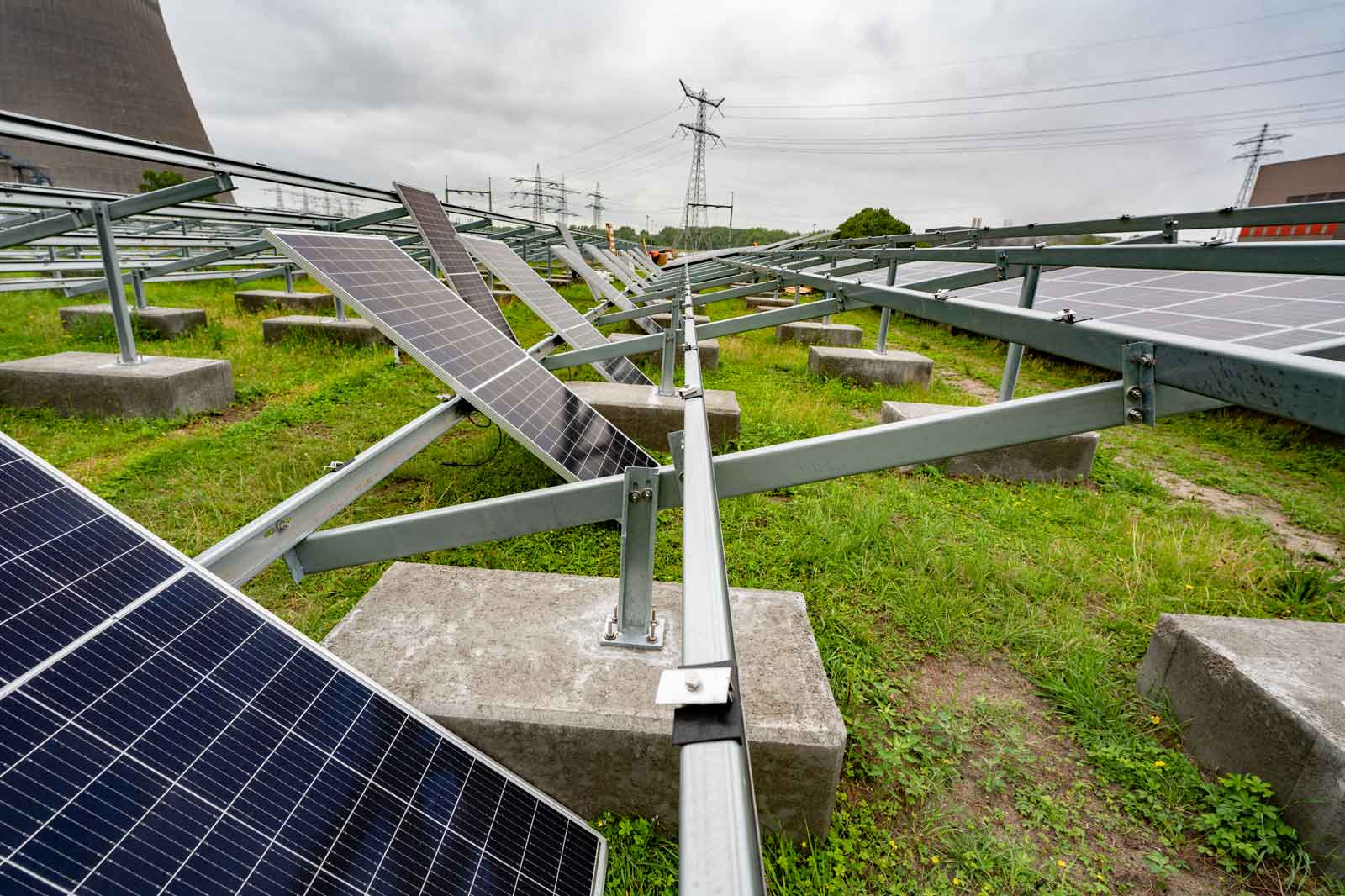 Completed panels of a solar installation | Discover renewables at RWE